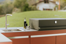outdoorküche-deluxe-mit-bartisch-gartengrill
