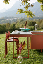 outdoorküche-deluxe-mit-bartisch-gartengrill